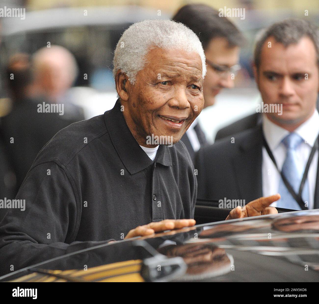 Aktuelle NACHRICHTEN - DATEIFOTO - ORIG-FOTO AUFGENOMMEN - Der Ehemalige südafrikanische Präsident Nelson Mandela ist abgebildet und verlässt Londons Dorchester Hotel für eine besondere Party im Hyde Park, um seinen 90. Geburtstag am 27.06.2008 LONDON, ENGLAND - 26. FEBRUAR zu feiern: 1993 der Nobelpreisträger Nelson Mandela erholt sich nach diagnostischer Bauchoperation gut im Krankenhaus. Der ehemalige südafrikanische Führer Nelson Mandela wurde am Sonntag nach erfolgreicher Behandlung wegen einer Bauchbeschwerde aus dem Krankenhaus entlassen. Der 93-jährige Ex-Chef wurde einer Laparoskopie unterzogen - ein Verfahren, bei dem der Abd Stockfoto