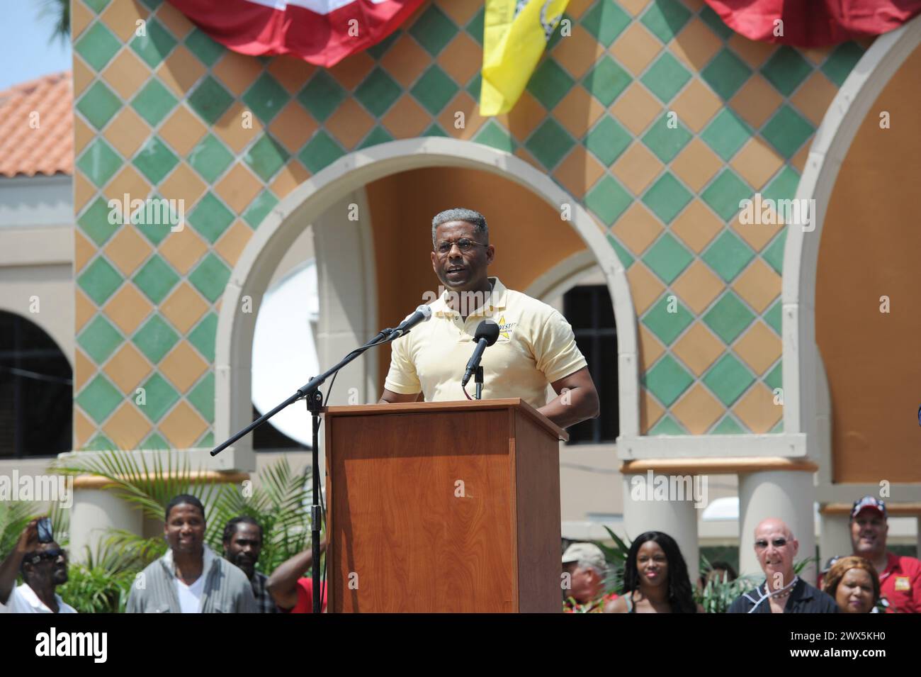 SMG_Allen Bernard_Boca Tea Party_041611_08.JPG BOCA RATON, FL - 16. APRIL: Allen Bernard spricht vor dem Billionär Donald J. Trump bei der Tax Day Rally der South Florida Tea Party, nachdem Trump 2012 auf einen Präsidentschaftskandidaten hindeutete. Trump sprach am Samstag in Boca Raton, Florida, an einer Tea Party-Kundgebung. Anfang dieser Woche hatte der Star von NBC 'The Apprentice' einige harte Worte für den 43. Und 44. Präsidenten. Er beschuldigte das, was er George W. Bushs verhängnisvolle Wort nennt, dafür, dass Barack Obama gewählt wurde. Allen Bernard West (* 7. Februar 1961) ist ein republikanischer US-Amerikaner Stockfoto