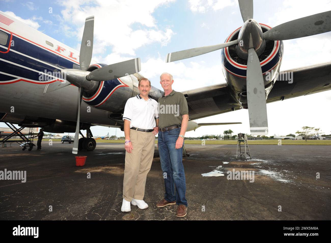 MIAMI, FL - 17. NOVEMBER: CAPTAIN'S ully" Sullenberger und Co-pilot Jeff Skiles posieren mit den Historischen 1958 DC7 für ein Vorteil von historischen Flug Foundation gehostet wird. Chesley Burnett'S ully" Sullenberger, III (geboren am 23. Januar, 1951) ist ein pensionierter Flugkapitän und der Flugsicherheit Berater. Er war als nationaler Held in den Vereinigten Staaten gefeiert, wenn er erfolgreich einen Notfall wasser Landung von US Airways Flug 1549 in den Hudson River von Manhattan, New York City ausgeführt, nachdem das Flugzeug durch ein Schwarm Kanadagänse während seiner ersten Aufstieg aus LaGuardia Airport o deaktiviert wurde Stockfoto