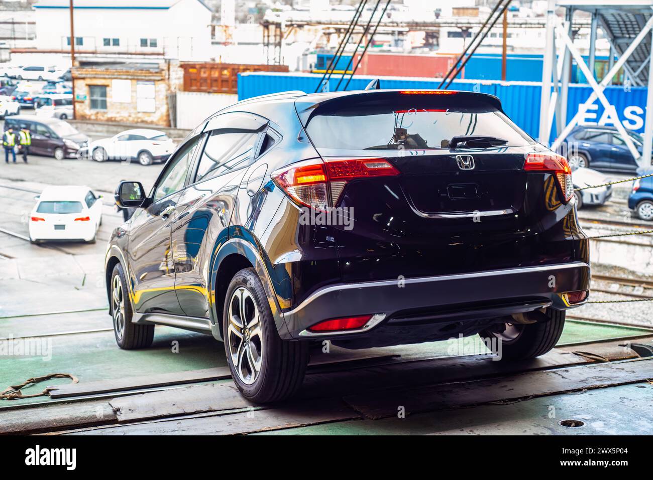 Wladiwostok, Russland - 3. März 2024: Entladung eines neuen Autos vom Schiff im Seehafen Wladiwostok, Russland Stockfoto