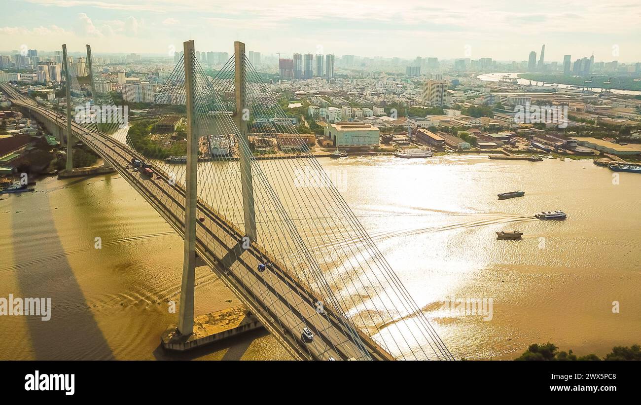 Die Phu-My-Brücke über den Saigon-Fluss in Saigon, Vietnam Stockfoto