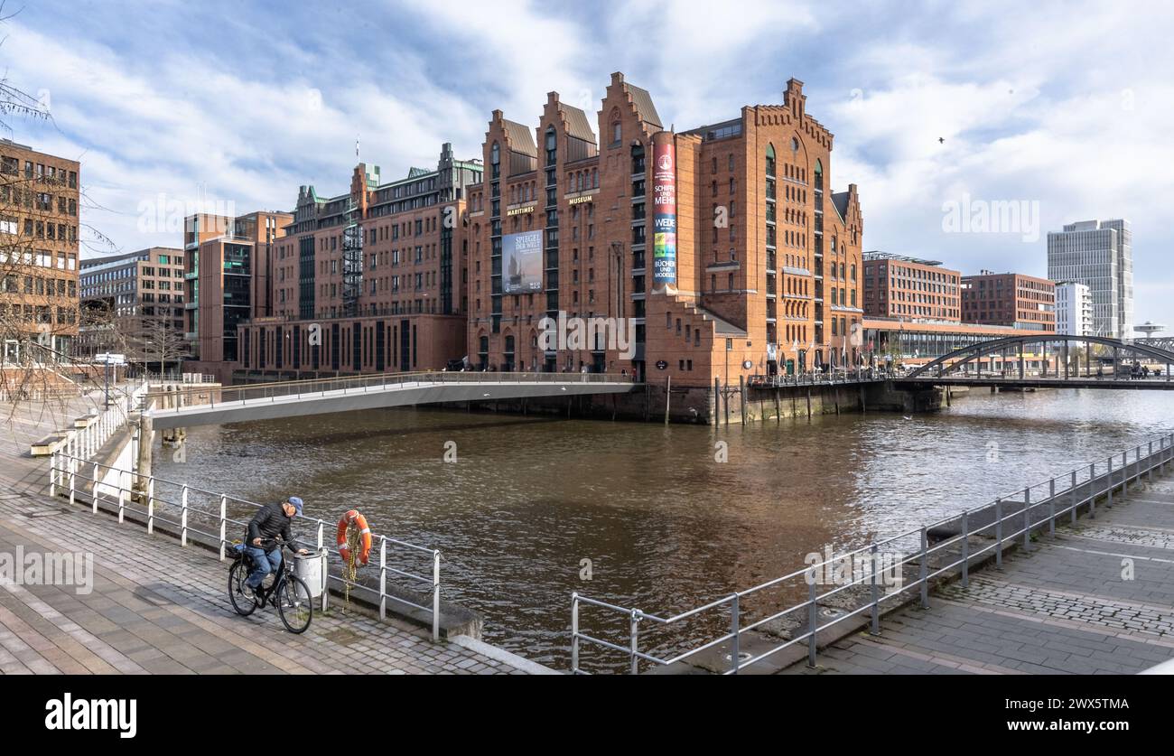 Hamburg, Deutschland. März 2024. Blick über den Brooktorhafen zum Internationalen Maritimen Museum Hamburg. Quelle: Markus Scholz/dpa/Alamy Live News Stockfoto