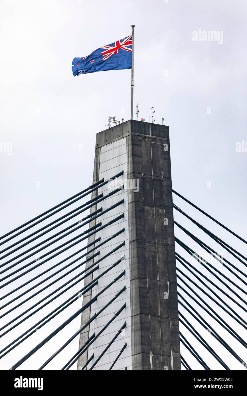 Anzac Bridge in Sydney, Nahansicht der Brücke aus Beton-Pylon und Stahlseile mit australischer Flagge, neue glebe Island Bridge, Sydney, NSW, 2024 Stockfoto