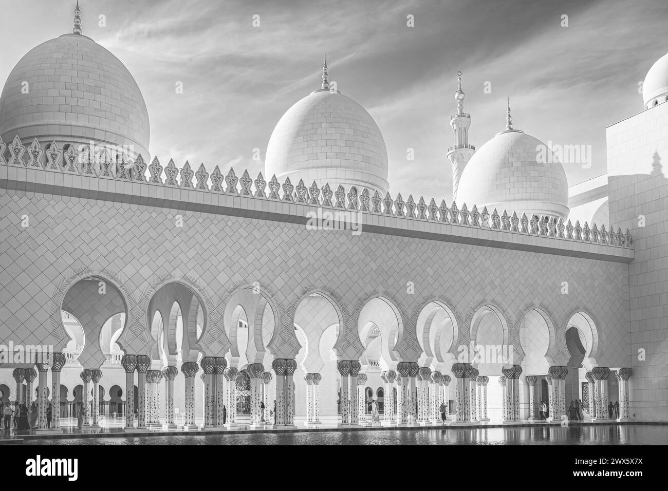 Detail der Scheich-Zayed-Moschee auf dem Hintergrund des blauen Himmels. Schwarzweiß-Foto der Scheich Zayed-Moschee in Abu Dhabi an einem sonnigen Tag. Säulen Stockfoto
