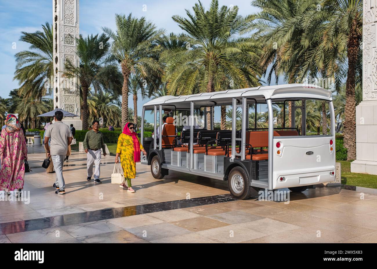 Auto für den Transport von Touristen. Mini Car öffnen. Ausflugsbus. Ein kleiner offener Bus für den Transport von Touristen in Abu Dhabi VAE - 29. Januar 2024. Reisefoto, St Stockfoto