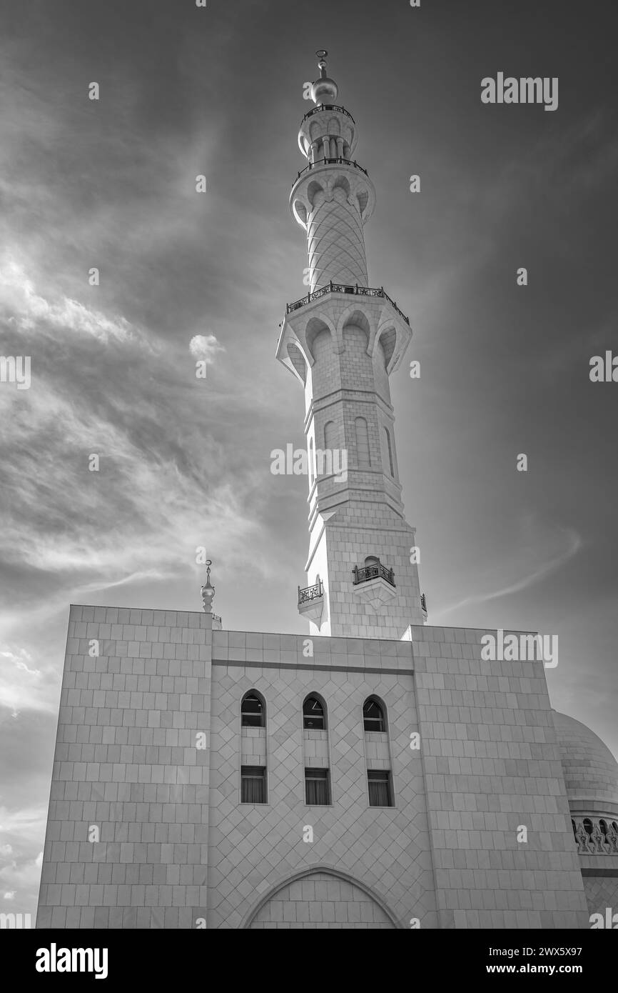 Detail der Scheich-Zayed-Moschee auf dem Hintergrund des blauen Himmels. Schwarzweiß-Foto der Scheich Zayed-Moschee in Abu Dhabi an einem sonnigen Tag. Grand Mo Stockfoto