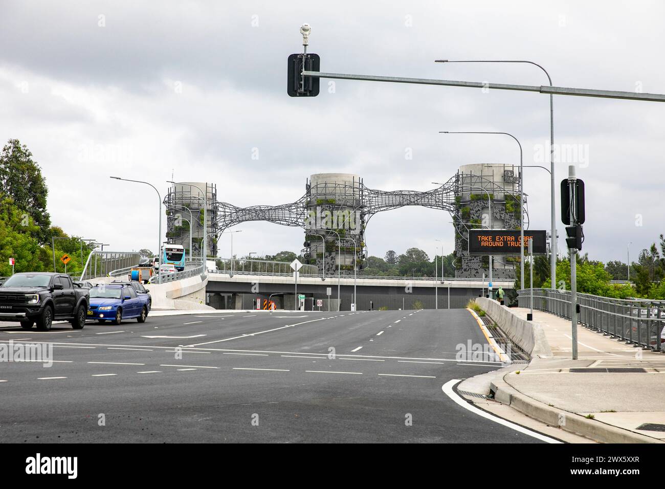 Westconnex Autobahn in Sydney, Verschmutzung Abgasschornsteinen aus verdrehtem Stahl und Werken, Sydney, NSW, Australien, 2024 Stockfoto