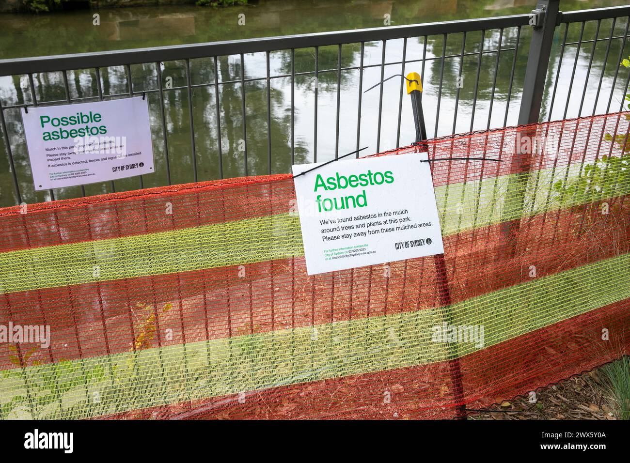 Asbest, der in Landschaftmulch im Park und Schulgelände von Sydney gefunden wurde, hier im Glebe Council, hat die betroffenen Gebiete abgesperrt, Australien, 2024 Stockfoto