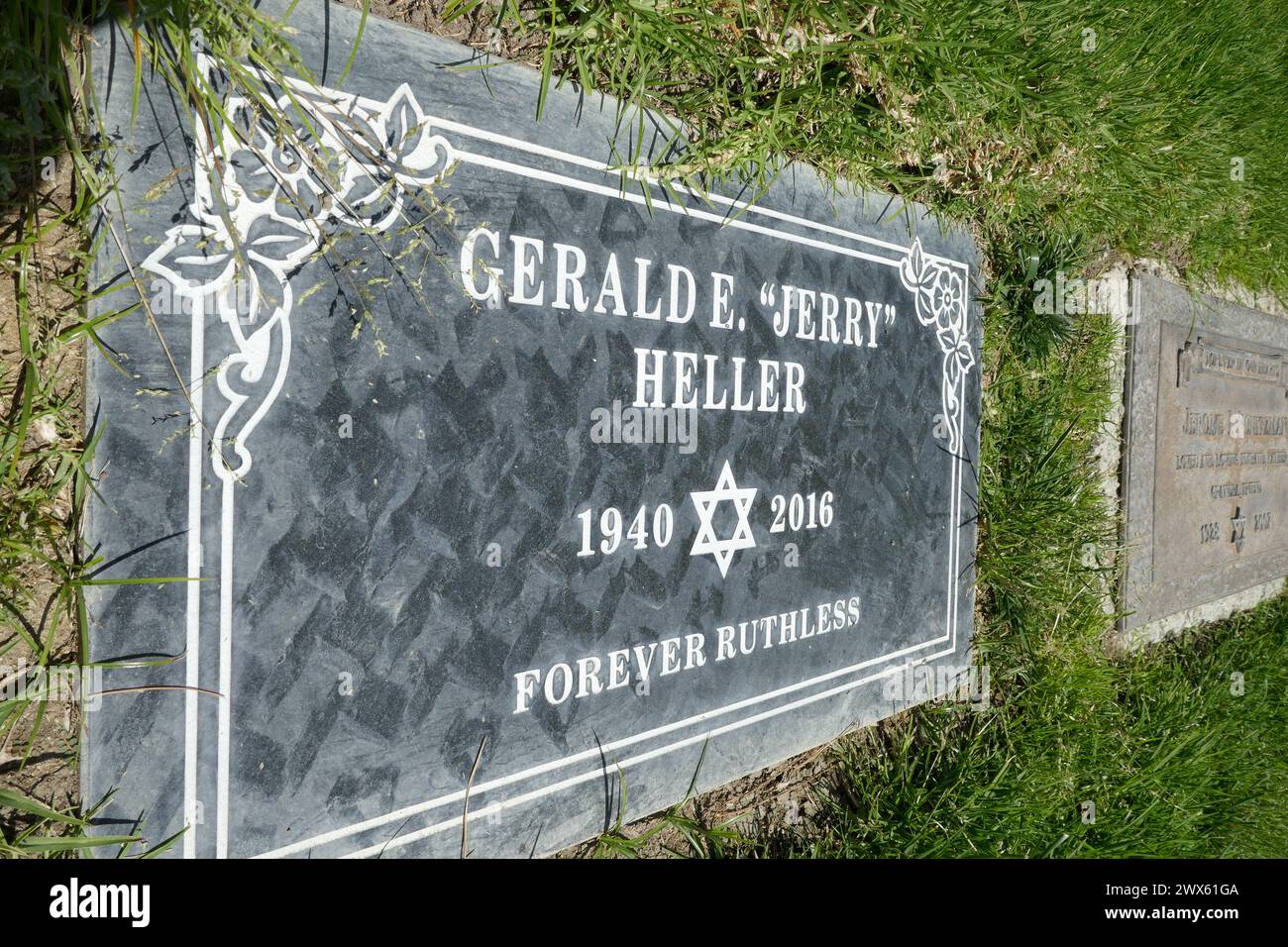 Mission Hills, Kalifornien, USA 26. März 2024 Musikmanager und Produzent Gerald E. ÒJerryÓ Heller, alias Jerry Heller Grave in Mount Olives Section im Eden Memorial Park am 26. März 2024 in Mission Hills, Kalifornien, USA. Er arbeitete mit Creedance Clearwater Revival, Marvin Gaye, The Who und Black Sabbath zusammen. Er war Mitbegründer von Ruthless Records mit dem Rapper Eazy-E. Foto: Barry King/Alamy Stock Photo Stockfoto