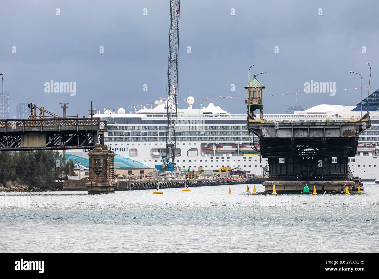 Das Kreuzfahrtschiff Norwegian Spirit liegt in Sydney am White Bay Cruise Terminal hinter der alten Glebe Island Bridge, NSW, Australien Stockfoto