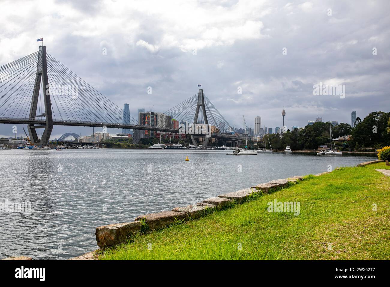 Anzac Bridge vom Blackwattle Bay Park aus gesehen, mit Sydney Harbour Bridge in der Ferne und Crown Casino Barangaroo, Pylon und Spannbrücke, NSW, Australien Stockfoto