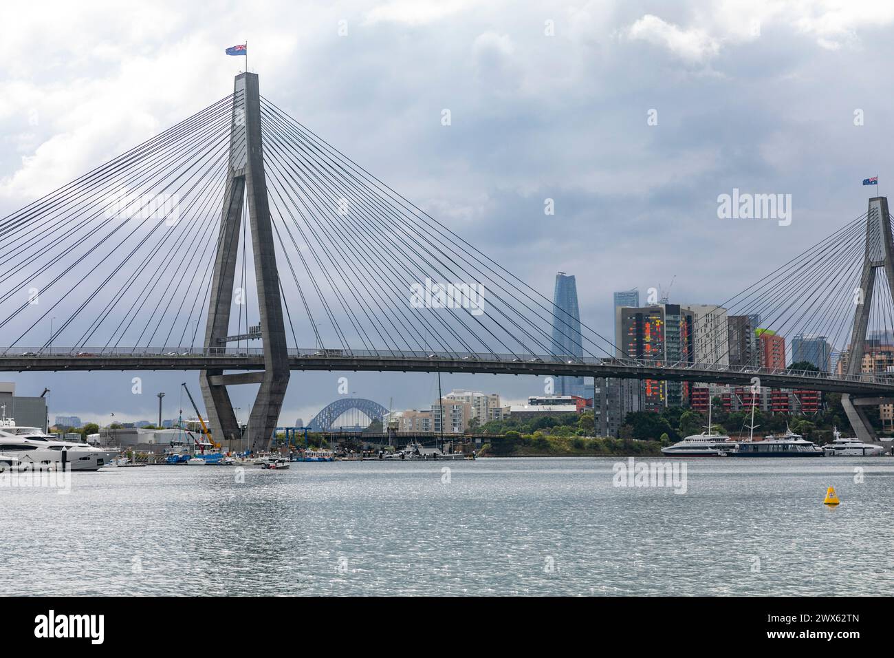 Anzac Bridge vom Blackwattle Bay Park aus gesehen, mit Sydney Harbour Bridge in der Ferne und Crown Casino Barangaroo, Pylon und Spannbrücke, NSW, Australien Stockfoto