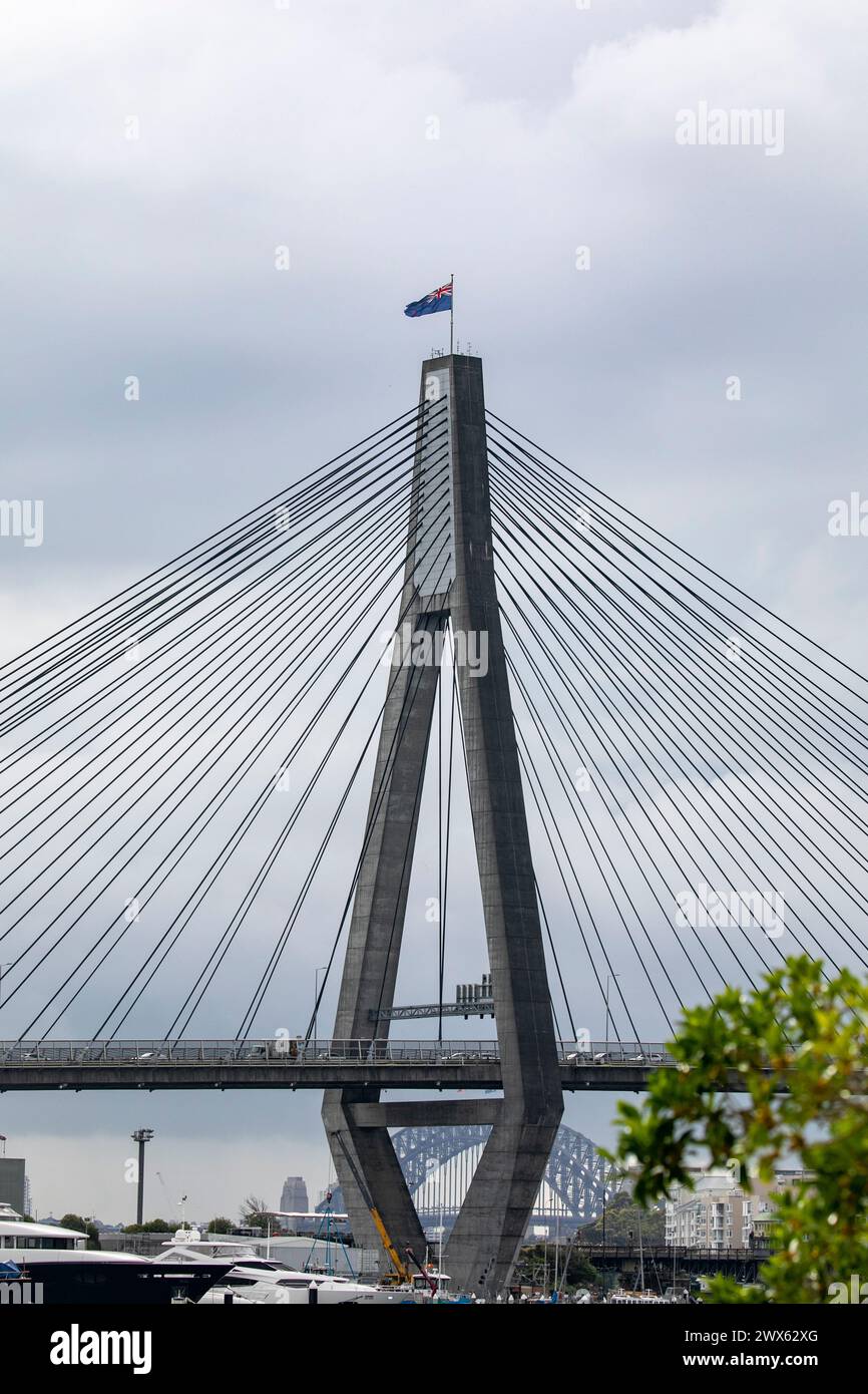 Anzac Bridge über die Johnstons Bay im inneren Westen von Sydney, australische Flagge auf der Brücke, Sydney, NSW, Australien Stockfoto