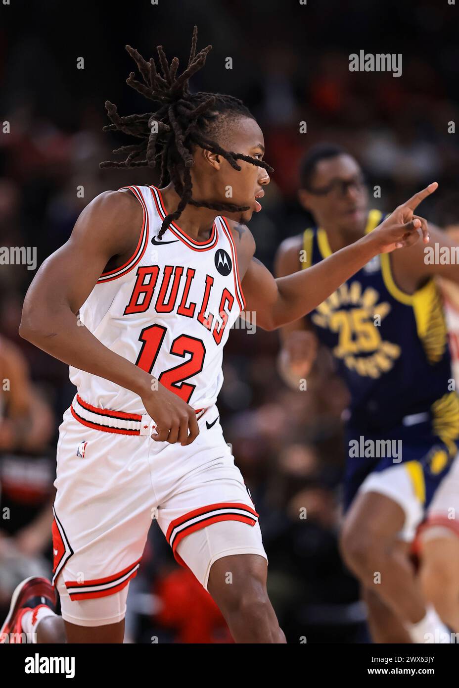 Chicago, USA. März 2024. Chicago Bulls’ Ayo Dosunmu feiert das Scoring während des regulären NBA-Saisonspiels zwischen Indiana Pacers und Chicago Bulls in Chicago, USA, am 27. März 2024. Quelle: Joel Lerner/Xinhua/Alamy Live News Stockfoto