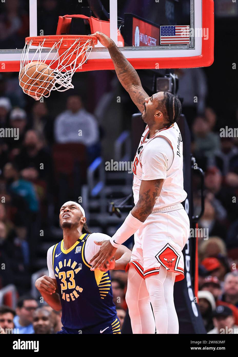 Chicago, USA. März 2024. Andre Drummond (R) der Chicago Bulls taucht während des regulären NBA-Saisonspiels zwischen Indiana Pacers und Chicago Bulls in Chicago, USA, am 27. März 2024 ab. Quelle: Joel Lerner/Xinhua/Alamy Live News Stockfoto