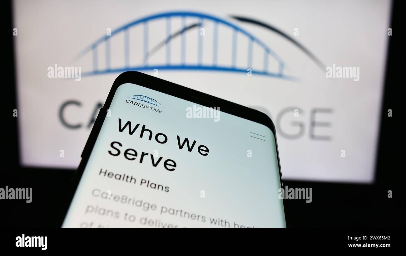 Smartphone mit Website des US-Gesundheitsunternehmens CareBridge vor dem Firmenlogo. Fokussieren Sie sich oben links auf der Telefonanzeige. Stockfoto