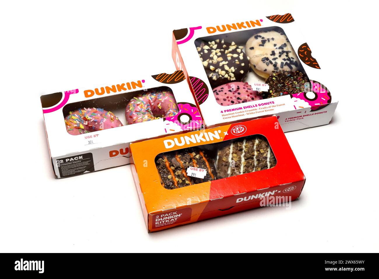 Dunkin' Donuts, eine Schachtel Donuts, isoliert auf weißem Atelierhintergrund. Stockfoto