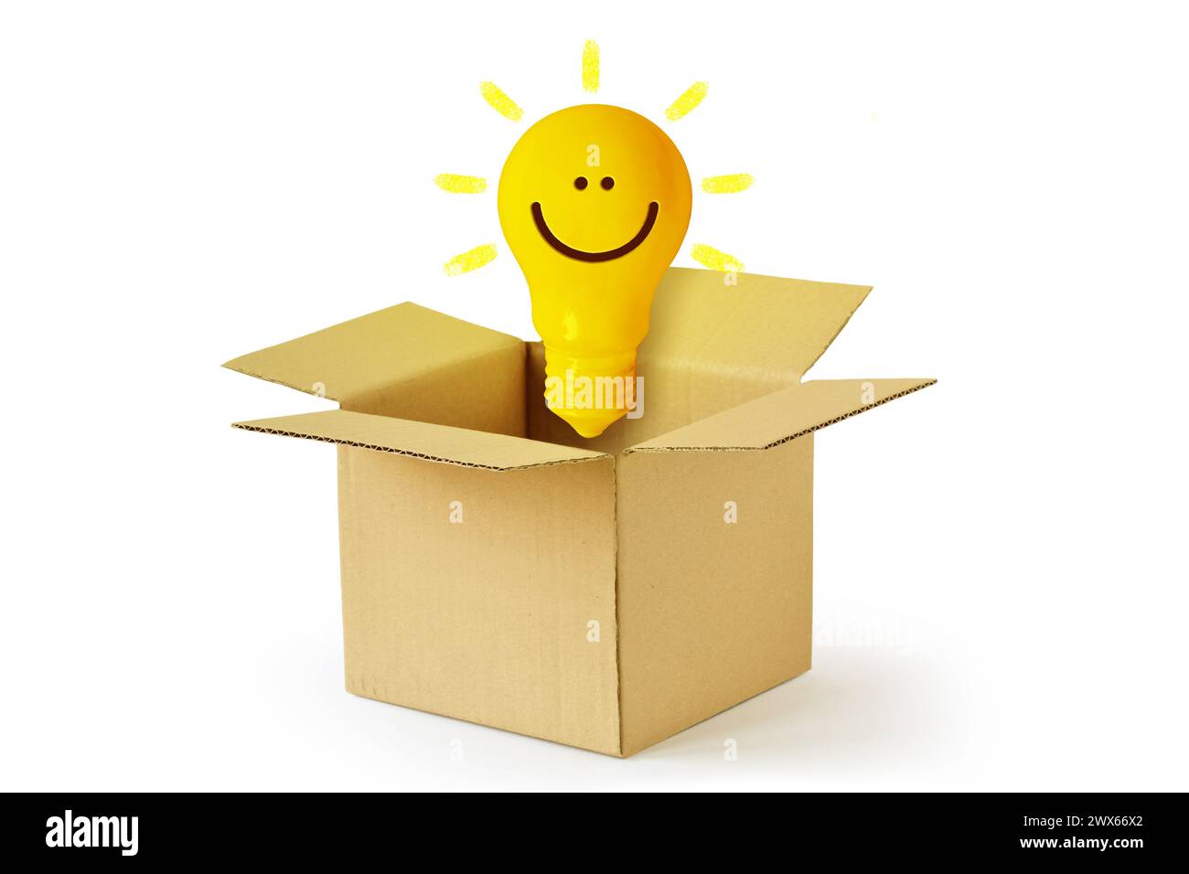Gelbe Glühlampe mit Lächeln im Karton - Konzept der Ideen und Kreativität Stockfoto