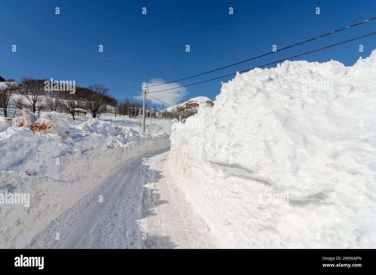 Fahren im Winter, Straßen mit Schnee. Vorsichtsmaßnahmen während der Fahrt. Raues Wetter. Bergstraßen. Gefrorene und rutschige Straßen. Stockfoto