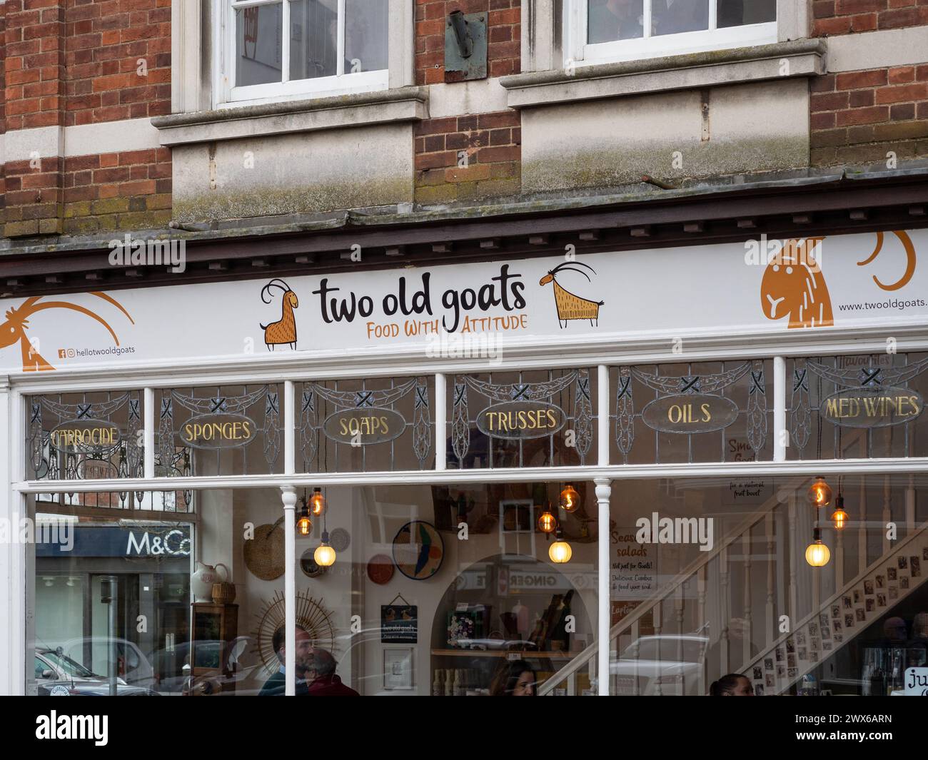 Außerhalb des Two Old Goats Café, Stadtzentrum, Market Harborough, Leicestershire, Großbritannien. Stockfoto