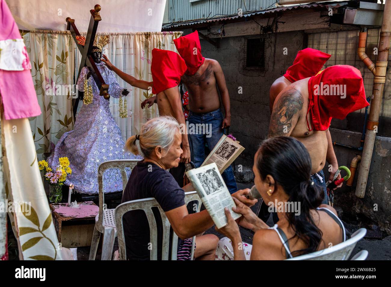 Mandaluyong City, Philippinen. März 2024. Philippinische Flagellanten beten am Maidonnerstagabend auf ein Bild von Jesus Christus. Viele philippinische Gläubige verbringen ihre Karwoche mit verschiedenen Formen körperlicher Buße, um für ihre Sünden umzukehren. Quelle: SOPA Images Limited/Alamy Live News Stockfoto