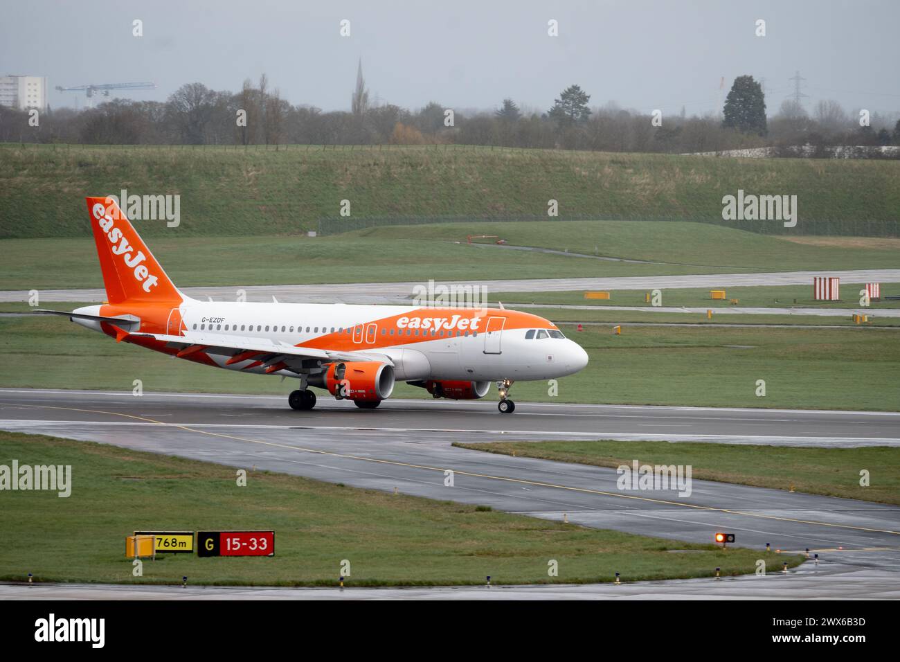 EasyJet Airbus A319-111 landet am Flughafen Birmingham, Großbritannien (G-EZDF) Stockfoto
