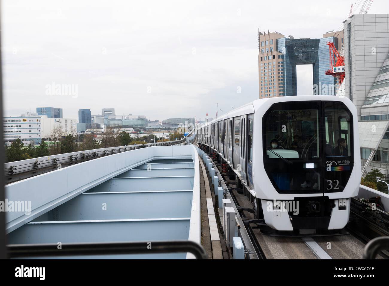 Tokio, Japan. März 2024. Die Yurikamome-sen-Zuglinie erreicht die Tokyo Big Sight Station. Das automatische U-Bahn-System mit Gummireifen bewegt Passagiere über die Rainbow Bridge von Shimbashi nach Toyosu um das futuristische Inselviertel Odaiba. Yurikamome-sen bedient wichtige Reiseziele wie den Tokyo International Cruise Terminal, Ariake, das Tokyo International Convention Center und Shimbashi. Die Yurikamome-sen-Zuglinie erreicht die Tokyo Big Sight Station. Das automatische U-Bahn-System mit Gummireifen bewegt Passagiere über die Rainbow Bridge von Shimbashi nach Toyosu um die t herum Stockfoto