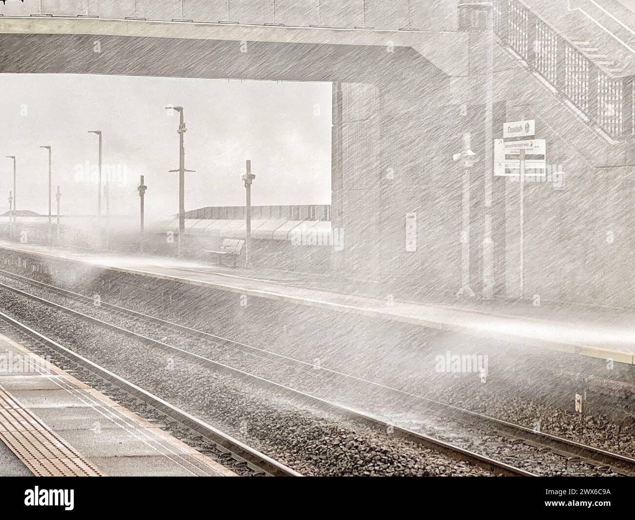 Dawlish, Devon, Großbritannien. März 2024. Wetter in Großbritannien: Große Wellen am Bahnhof Dawlish während des Regensturms in Dawlish, Devon. Hinweis: Nidpor/Alamy Live News Stockfoto