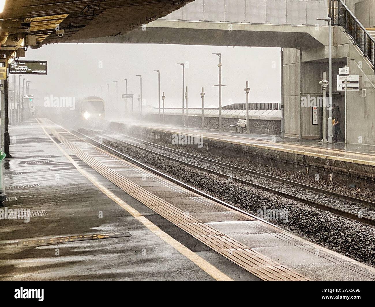 Dawlish, Devon, Großbritannien. März 2024. Wetter in Großbritannien: Große Wellen am Bahnhof Dawlish während des Regensturms in Dawlish, Devon. Hinweis: Nidpor/Alamy Live News Stockfoto