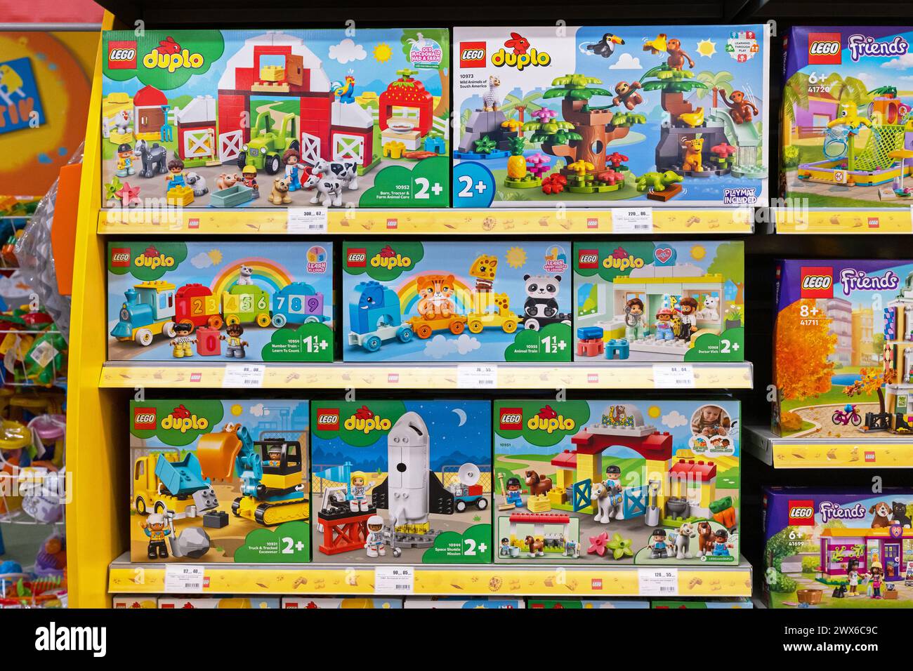 LEGO Baukits im Lego Store erhältlich. Konstrukteure der LEGO Duplo Serie in den Regalen. Minsk, Weißrussland - 22. März 2024 Stockfoto
