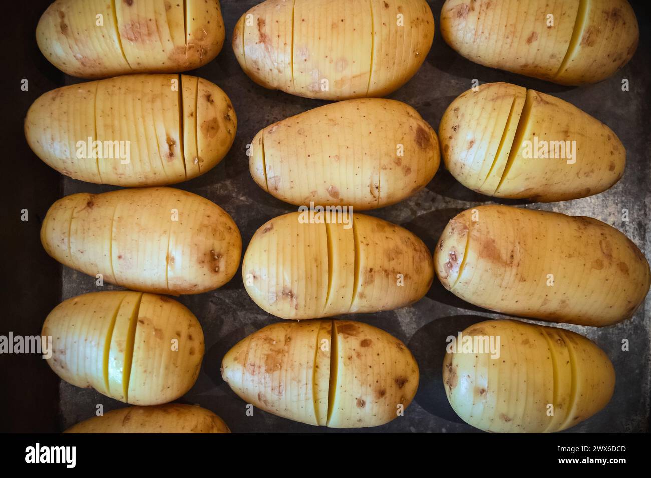 Vollrahmen, rohe Kartoffelscheiben auf Backblech Stockfoto