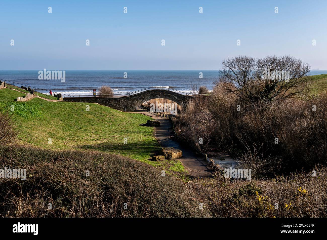 Die Whitley Bay Fußgängerbrücke führt über den Briardene Burn im nördlichen Teil der Stadt Stockfoto