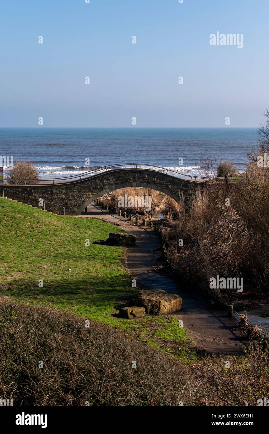 Die Whitley Bay Fußgängerbrücke führt über den Briardene Burn im nördlichen Teil der Stadt Stockfoto