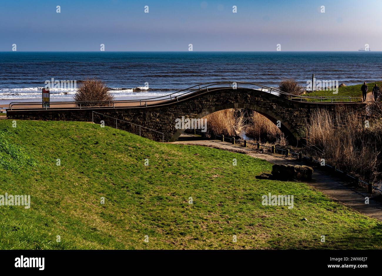 Die Whitley Bay Fußgängerbrücke führt über den Briardene Burn im nördlichen Teil der Stadt Stockfoto