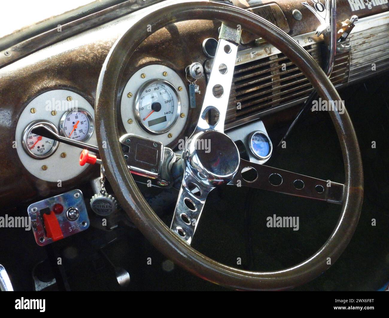 Der Innenraum eines 1951 Chevrolet mit Lenkrad- und Armaturenbrettbedienelementen. Stockfoto
