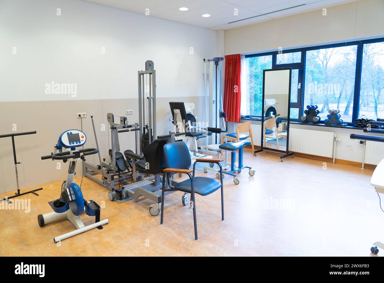 Übungsraum einer Rehabilitationsklinik Stockfoto