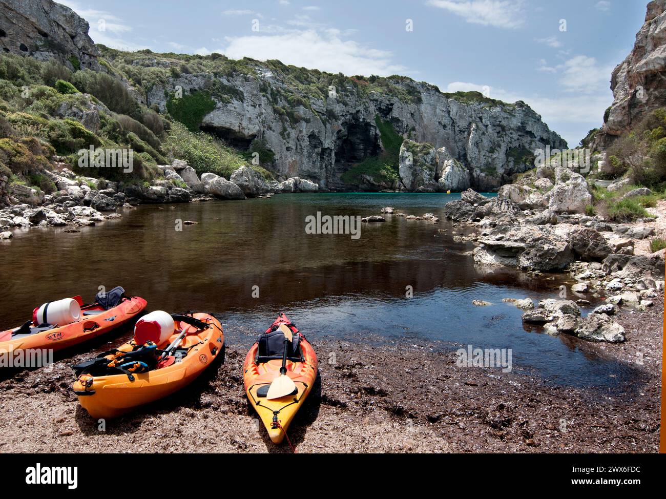 Calas Buchten auf Menorca mit einer Gruppe von Seekajaks aus nächster Nähe Stockfoto