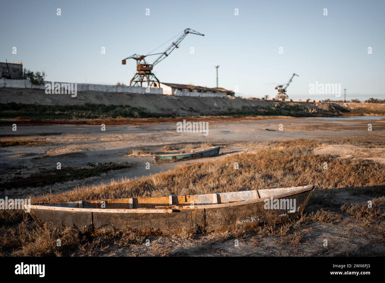 Ein einsames Fischerboot ruht im verlassenen Hafen von Aralsk, Kasachstan. Stockfoto