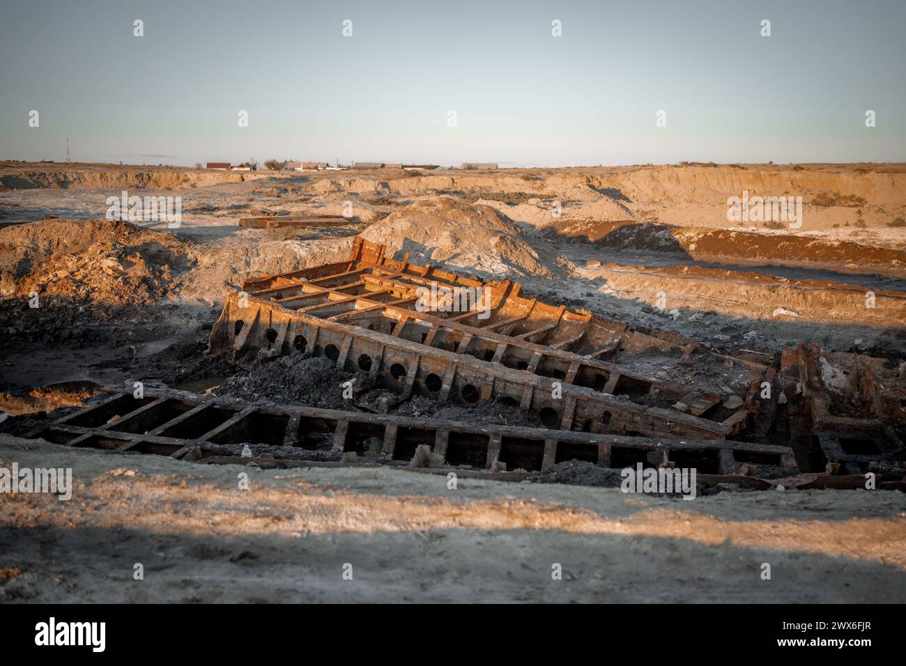 Wrackteile eines Fischerbootes im verlassenen Hafen von Aralsk, Kasachstan. Stockfoto