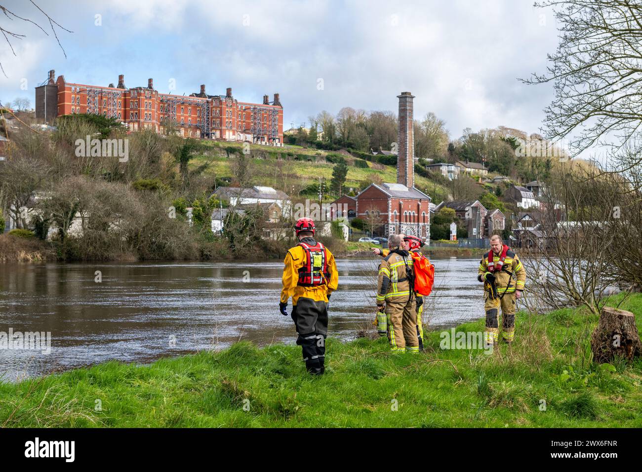 Feuerwehrleute durchsuchen den Fluss Lee nach Berichten einer Person im Wasser, Cork, Irland. Stockfoto