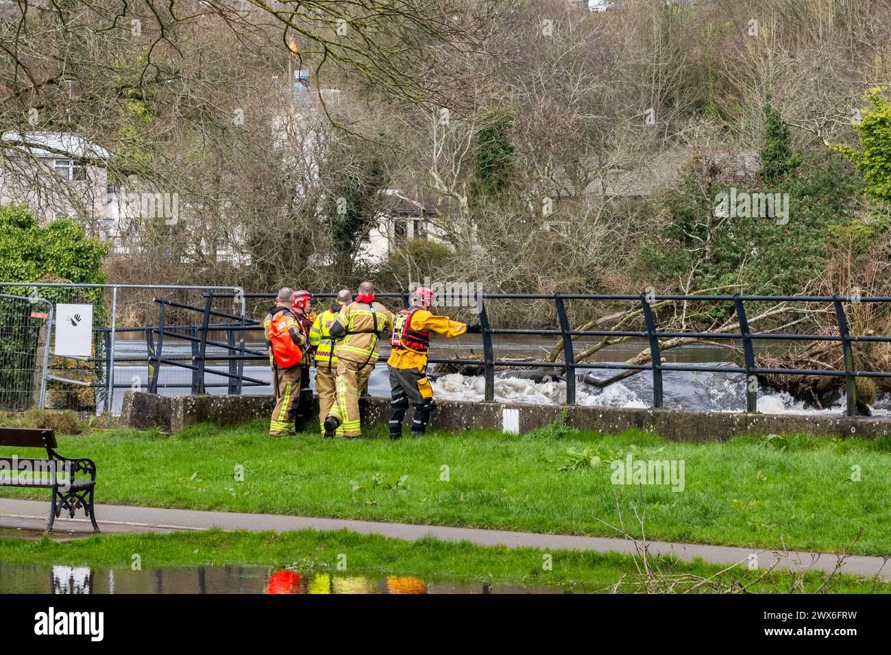 Feuerwehrleute durchsuchen den Fluss Lee nach Berichten einer Person im Wasser, Cork, Irland. Stockfoto