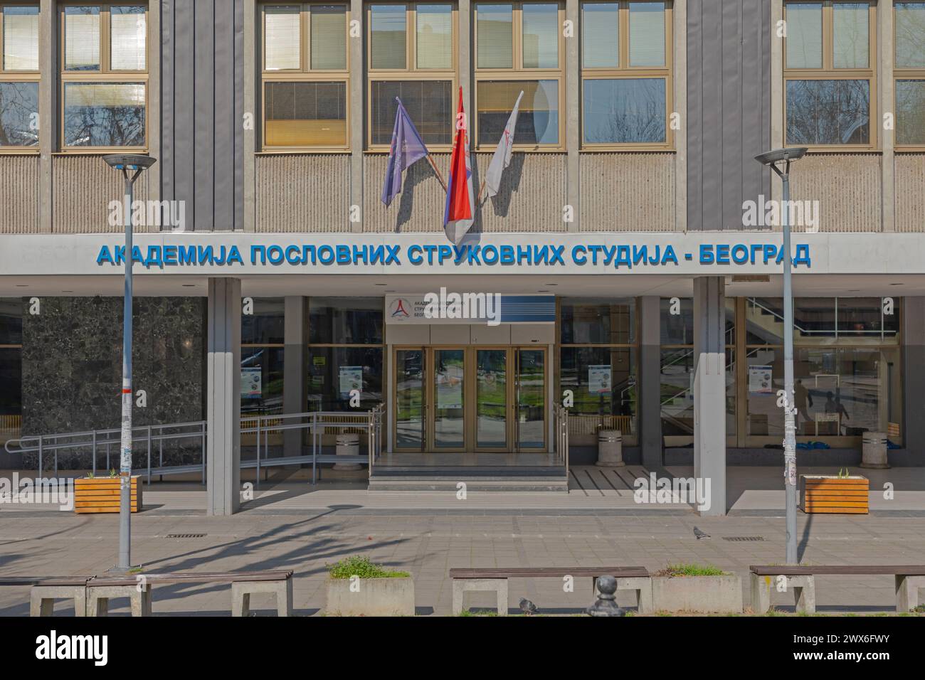 Belgrad, Serbien - 15. März 2020: Eingang zum Business School Education Building in der Kraljice Marije Street in der Hauptstadt. Stockfoto
