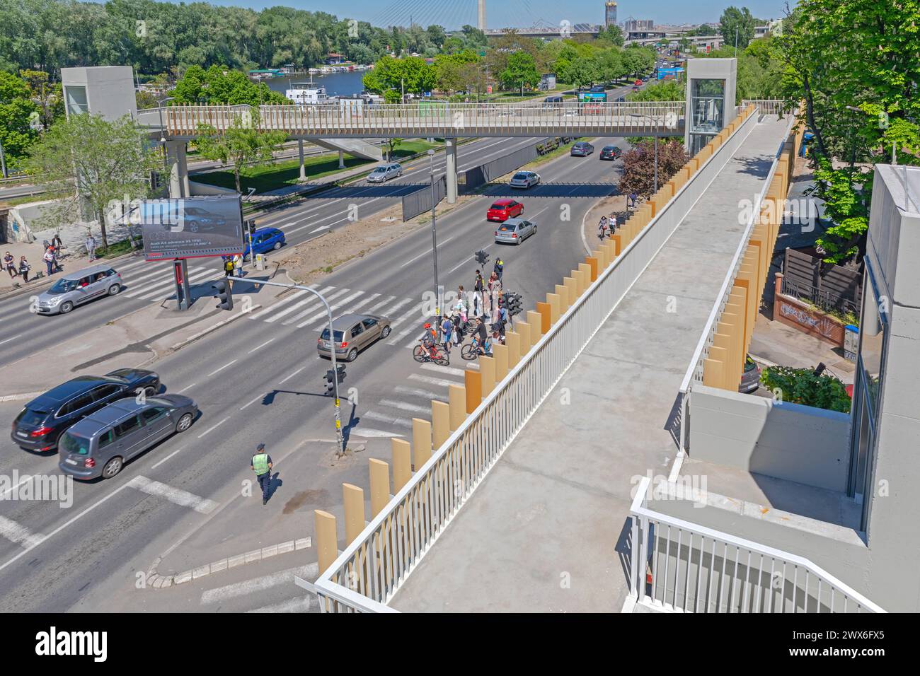 Belgrad, Serbien - 09. Mai 2021: Blick aus der Vogelperspektive auf die Fußgängerbrücke mit für alle zugänglichen Aufzügen. Stockfoto