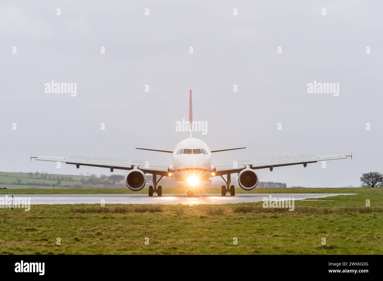 Lauda Air Airbus A320-214 fährt auf der Landebahn am Flughafen Cork, Cork, Irland. Stockfoto