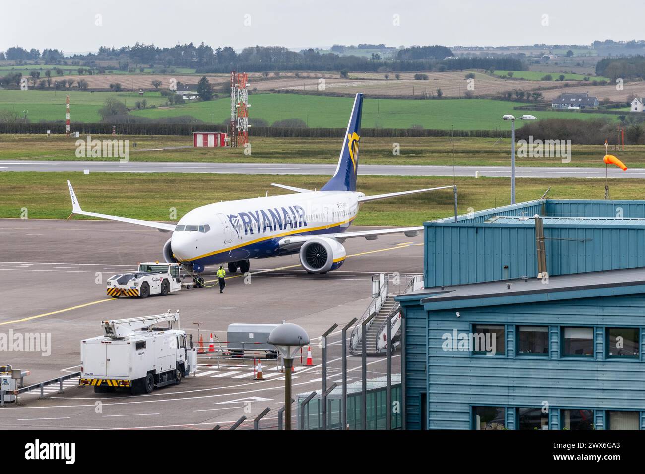 Die Ryanair Boeing 737 MAX 8-200 fährt am Flughafen Cork, Irland, zurück. Stockfoto