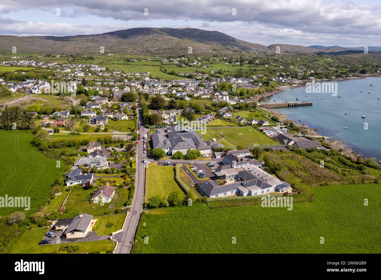 Luftbild des Küstendorfes Schull, West Cork, Irland mit dem Mount Gabriel im Hintergrund. Stockfoto