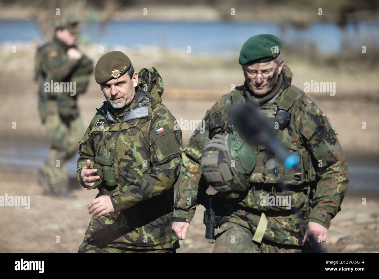 L-R Oberst Jiri Lila, Kommandeur 4th Rapid Deployment Brigade und Brigadegeneral Alexander Krone, Kommandeur NATO Response Force Landbrigade, aufgenommen im Rahmen der Militaeruebung Wettiner Schwert bei Tangermuende, 26.03.2024. Wettiner Schwert ist Teil der Quadriga-Uebung der Bundeswehr und des NATO-Grossmanoevers Steadtfast Defender 2024. Tangermuende Deutschland *** L R Oberst Jiri Lila, Kommandeur 4. Schnelleinsatzbrigade, und Brigadegeneral Alexander Krone, Kommandeur der NATO Response Force Land Brigade, fotografiert während der Militärübung Wettiner Schwert bei Tangermuende, 2 Stockfoto