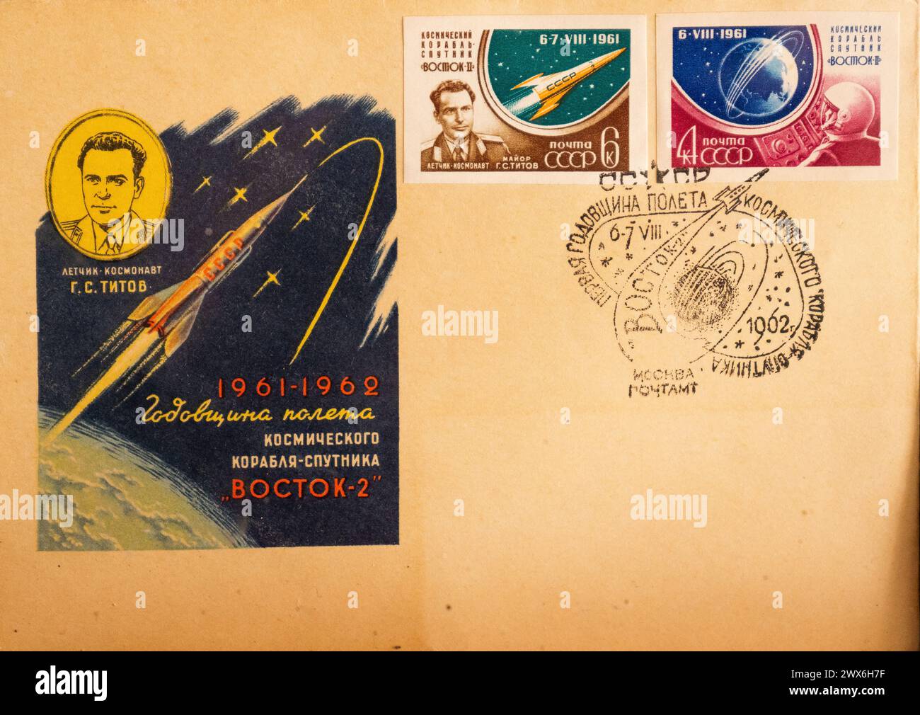 Alte Briefmarke und Stempel zum Thema Raumfahrt. Kosmonaut Titov. Satellit Vostok-2. UdSSR - ca. 1961 Stockfoto