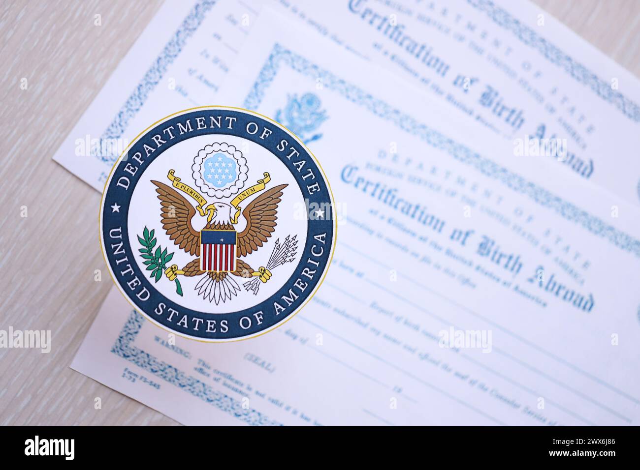 KIEW, UKRAINE - 9. MÄRZ 2024 Siegel des US-Außenministeriums zur Bescheinigung der Geburt im Ausland Nahaufnahme Stockfoto