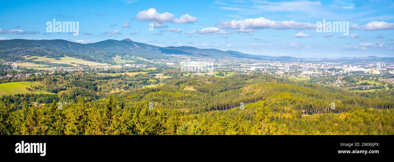 Ein weitläufiger blick auf Liberec, eingebettet zwischen sanften Hügeln und Jesterkamm unter einem blauen Himmel mit Wolken. Stockfoto